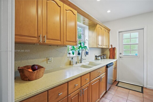 Building Photo - 924 El Rado St