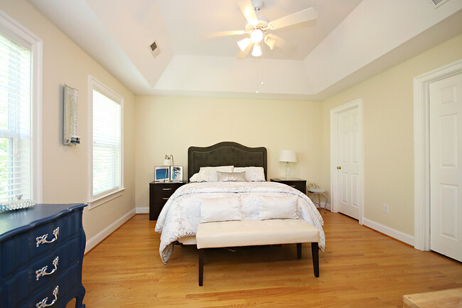 Building Photo - Light-filled Glenwood Station Townhome