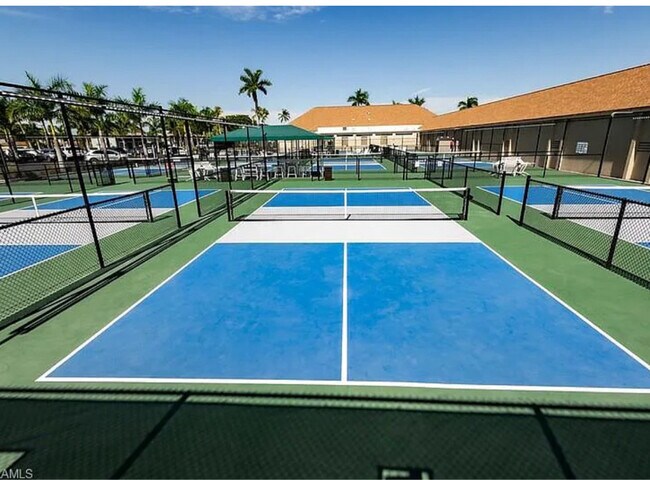 Building Photo - 215 Palm Dr