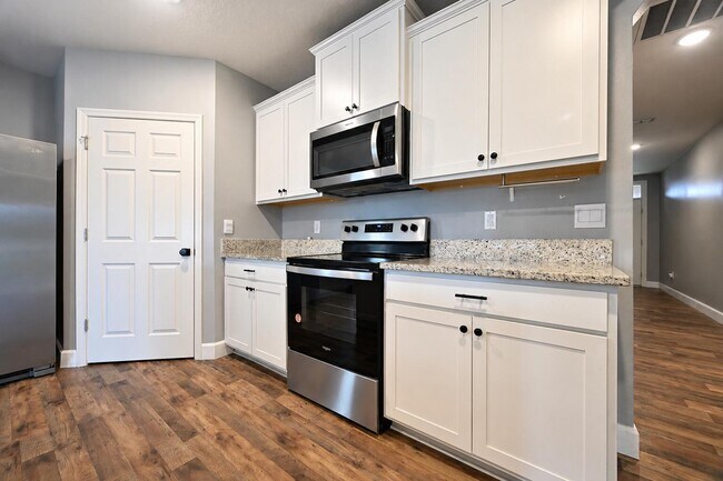 Building Photo - 927 Remington Green Dr SE