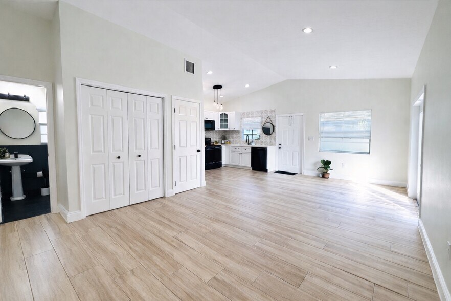 Building Photo - 1012 NE 17th Ct