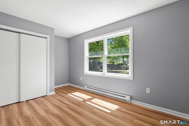 Building Photo - 100 Meriden Rd