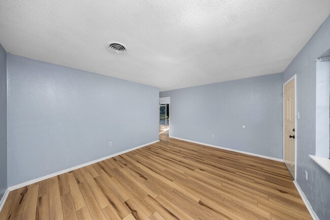 Building Photo - 5011 SE Avalon Ave