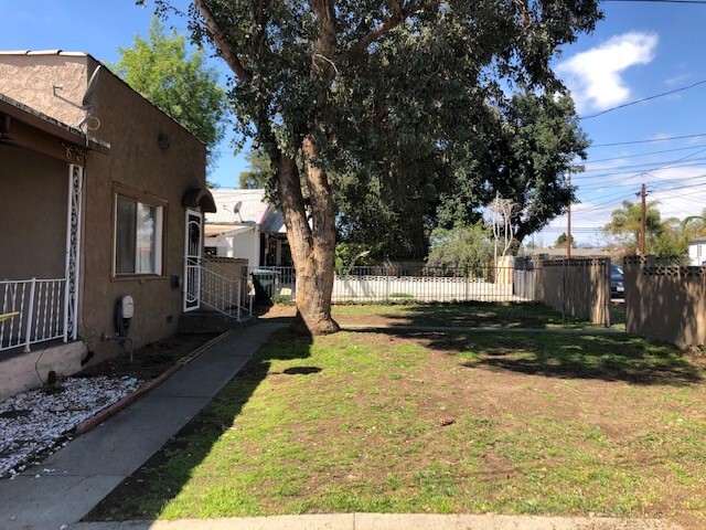 Fenced Front Yard - 9343 Lomita Dr