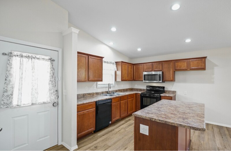 Building Photo - 330 Eagle Dr