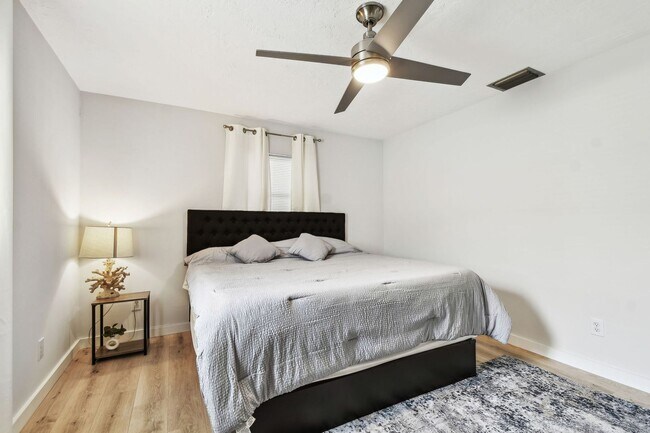 Building Photo - 2 Bedroom 2bathroom with Bonus Room in St....