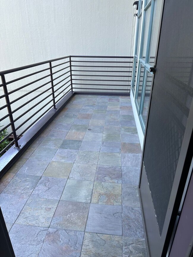 Building Photo - SPACIOUS 1-Bedroom 1.5 bath Live/Work loft...