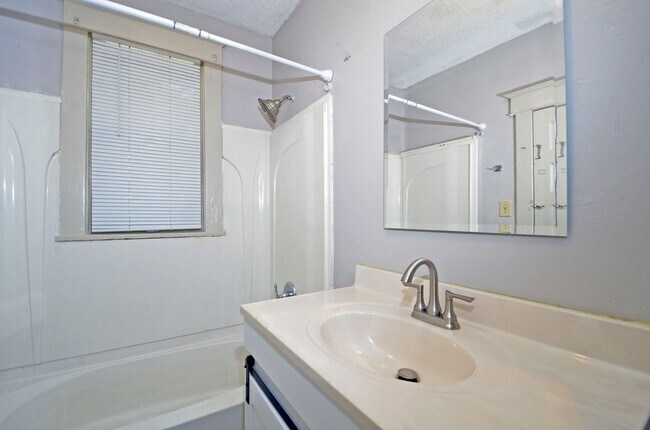Building Photo - Spacious 3-Bedroom Lower-Level Unit Available Now in West St. Paul!