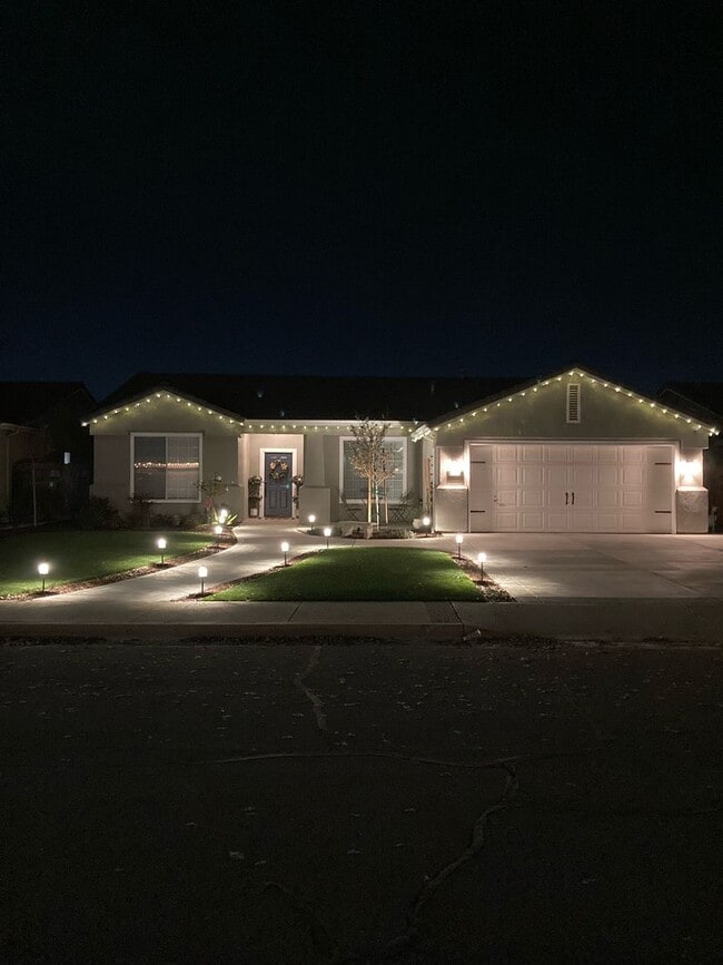 Building Photo - Charming 3 bedroom 2 bathroom home located...