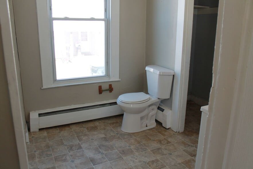 Building Photo - 20 Bellevue St