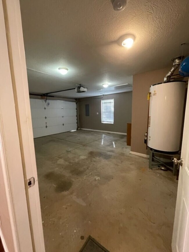 Building Photo - Hardin Valley Knoxville 37932 - 4 bedroom, 2 bath home - Call Ed Johnson 865-924-5045