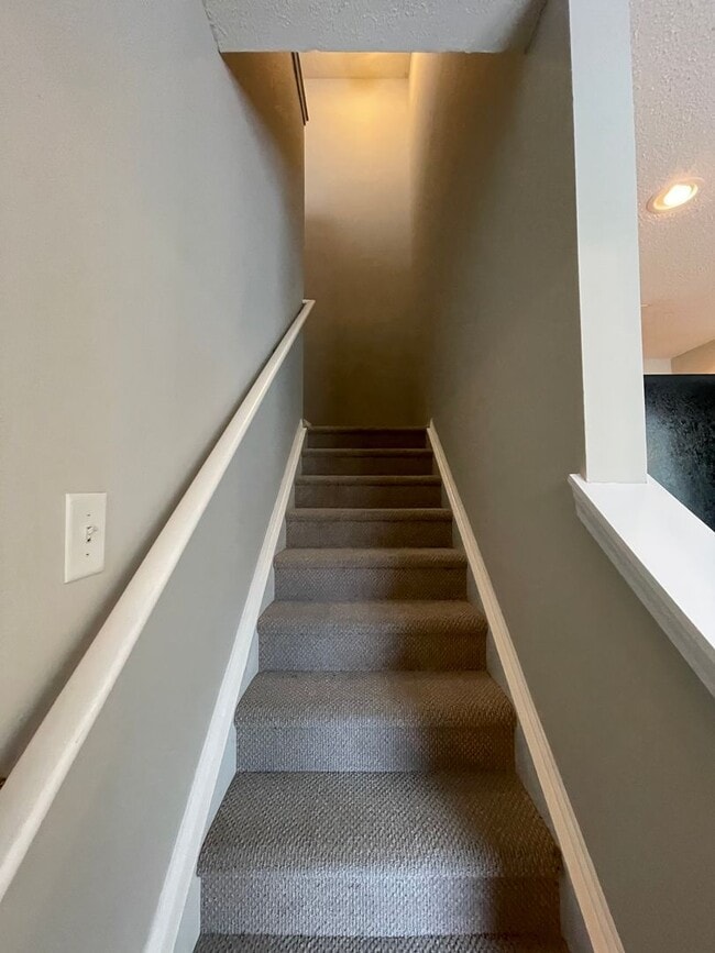 Building Photo - SPACIOUS 3bed/2.5bath TOWNHOME w/1st floor...