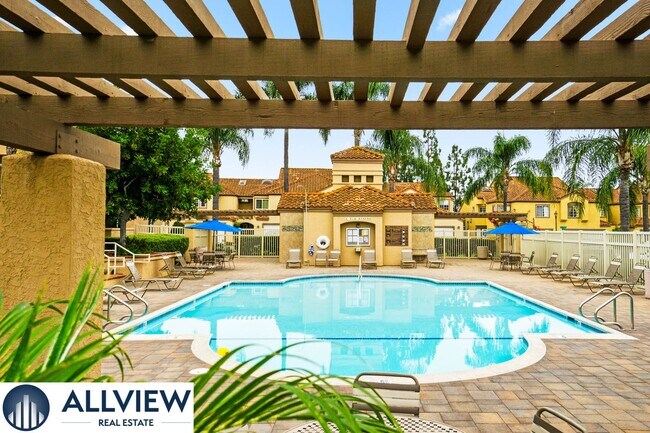 Building Photo - Fully Furnished Townhome with Attached Garage in Aliso Viejo!