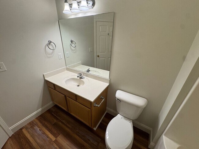 Building Photo - Experience Modern Main-Level Living in a Private Oak Ridge Community