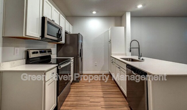Building Photo - 827 Rivertree Pl