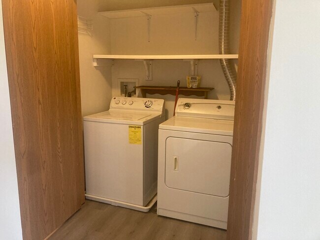 Building Photo - 551 Leah Ln