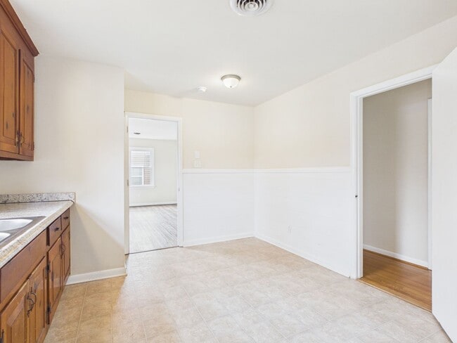 Building Photo - 1018 Barlen Dr