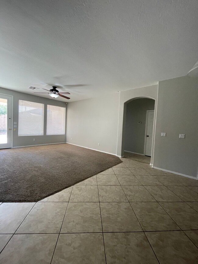 Building Photo - Lovely Single level with 4 Bed ,2 Bath and 3 Car Garage!