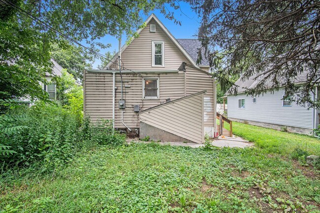 Building Photo - 3 Bedroom Close to Creighton!