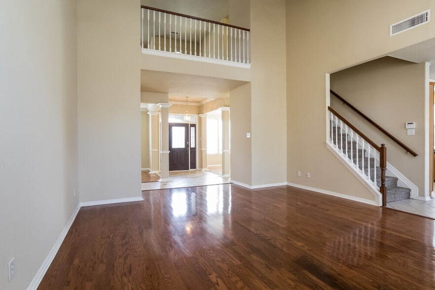 Building Photo - 3931 Echo Mountain Dr
