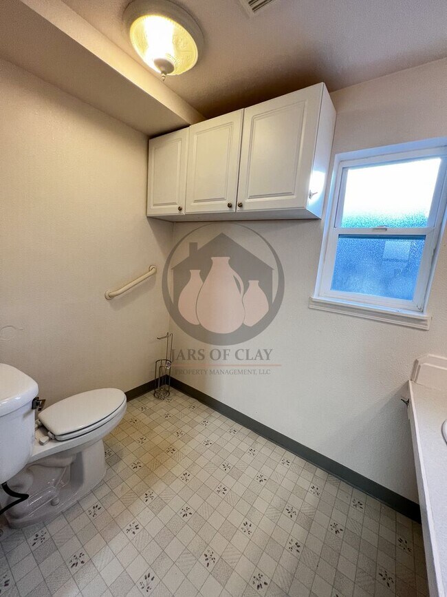 Building Photo - Adorable Historical Home