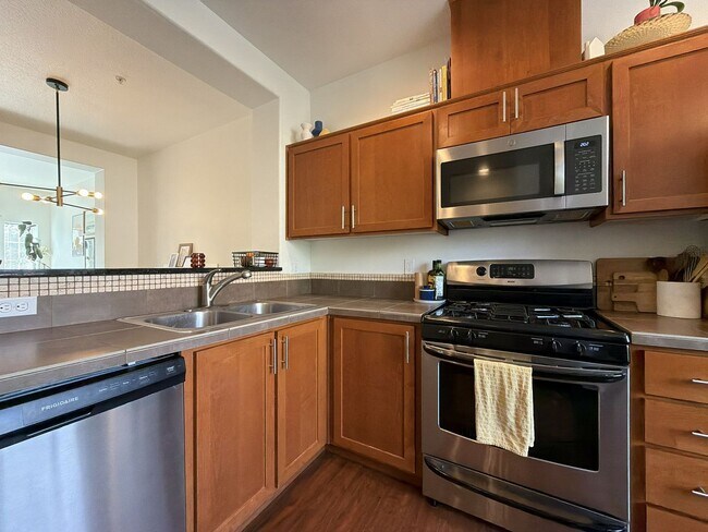Building Photo - 10721 NE Gateway Pl