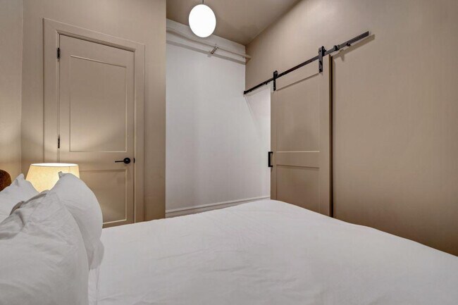 Building Photo - 505 E Travis St