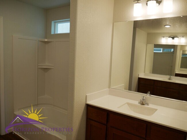 Building Photo - Modern Two-Story 4 Bed 2.5 Bath 1,807 sqft...