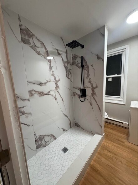 bathroom - 609 W Race St