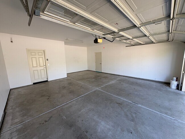 Building Photo - Lovely home available now!