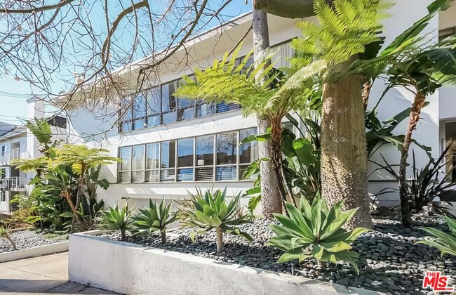 Building Photo - 1145 Larrabee St