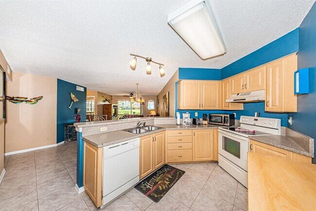 Building Photo - 6000 Bahia Del Mar Cir N
