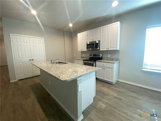 Building Photo - 621 Jennifer Cv