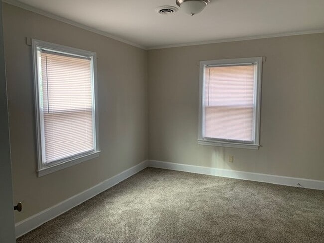 Building Photo - 2 Bedroom 1 Bathroom Home