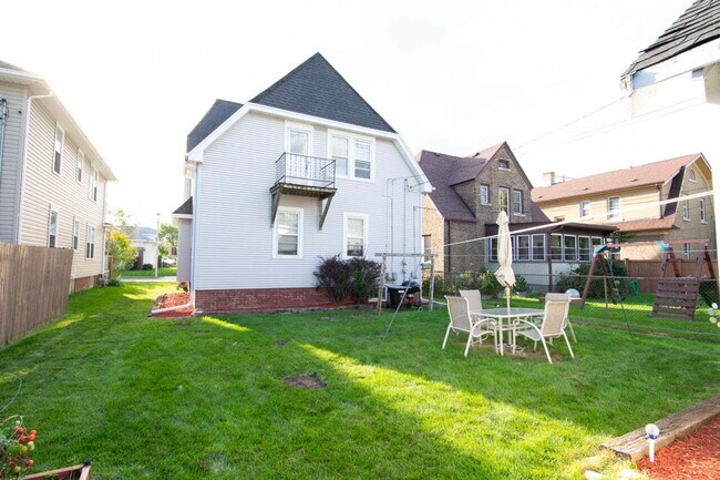 Primary Photo - Lovely 2br upper unit in Racine