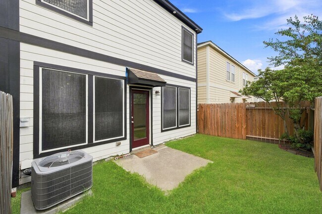 Building Photo - 16551 Pentonshire Ln