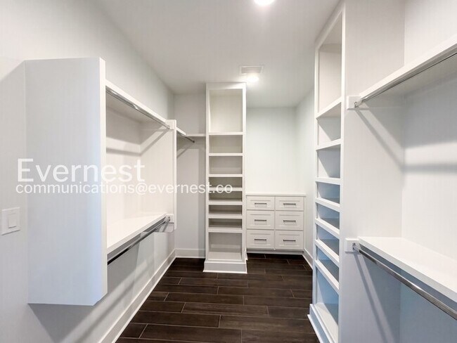 Building Photo - 3 Bed, 2 Bath Home with Fenced Yard & Garage / Available Now!
