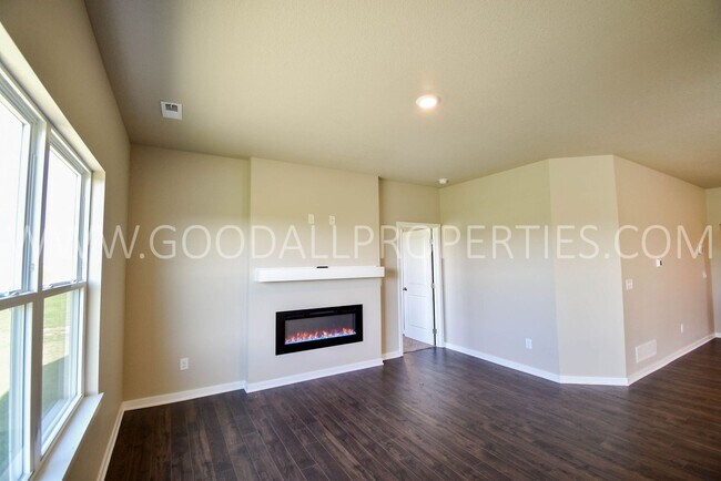 Building Photo - 4 Bed 2 Bath Home in the Waukee School Dis...
