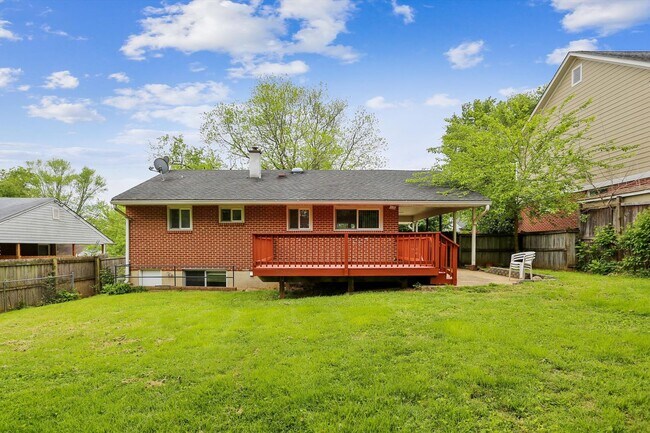 Building Photo - Updated and Ready for Move In