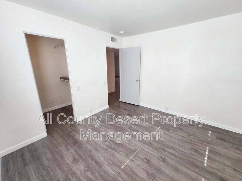 Building Photo - 400 N Sunrise Way