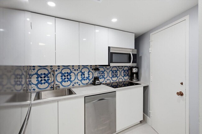 Building Photo - 2899 Collins Ave