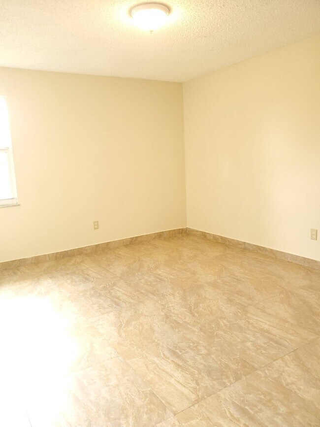 Building Photo - 3 bedroom 2 bath rental