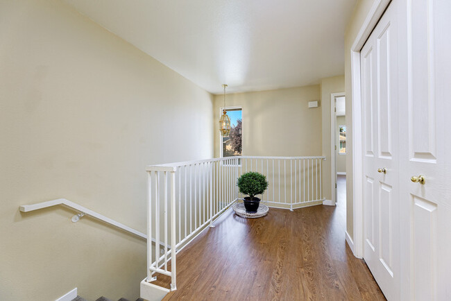 Building Photo - 3 Bed 2.5 Bath Townhome in Prime Boise Loc...