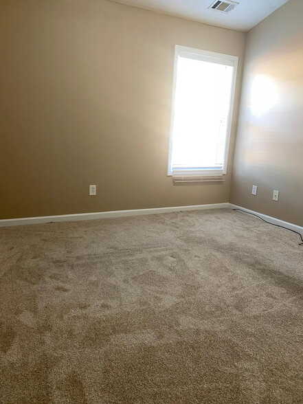 Building Photo - Room in Townhome on Roses Trail