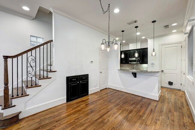 Building Photo - 931 W 23rd St