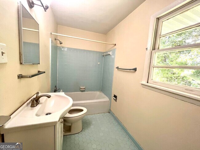 Building Photo - 1002 Level Creek Rd