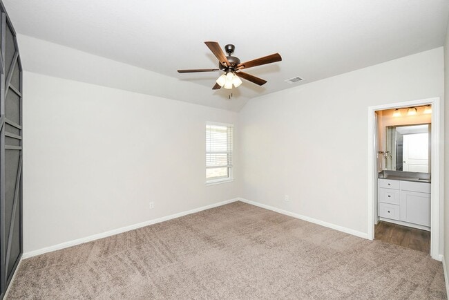 Building Photo - Move-In Special! Enjoy 2 Weeks Free Rent o...