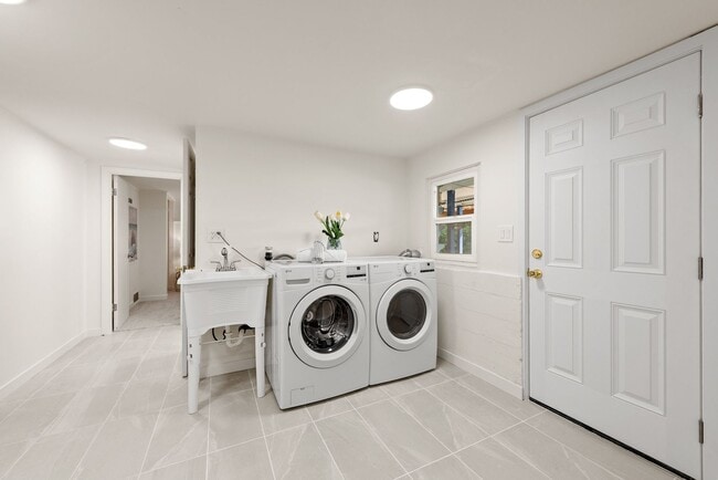 Building Photo - Peaceful Lakefront Living in Kirkland