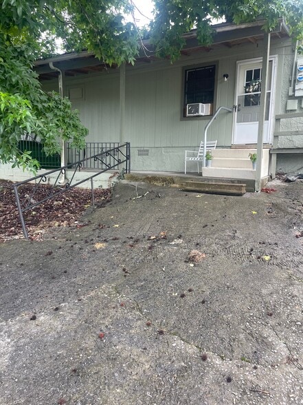 Building Photo - 211 Hillcrest St