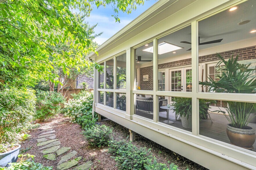 Building Photo - 204 Longwood Ct